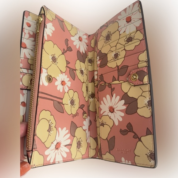COACH Slim Zip Wallet with Floral Cluster Print Interior NWT - Picture 3 of 6